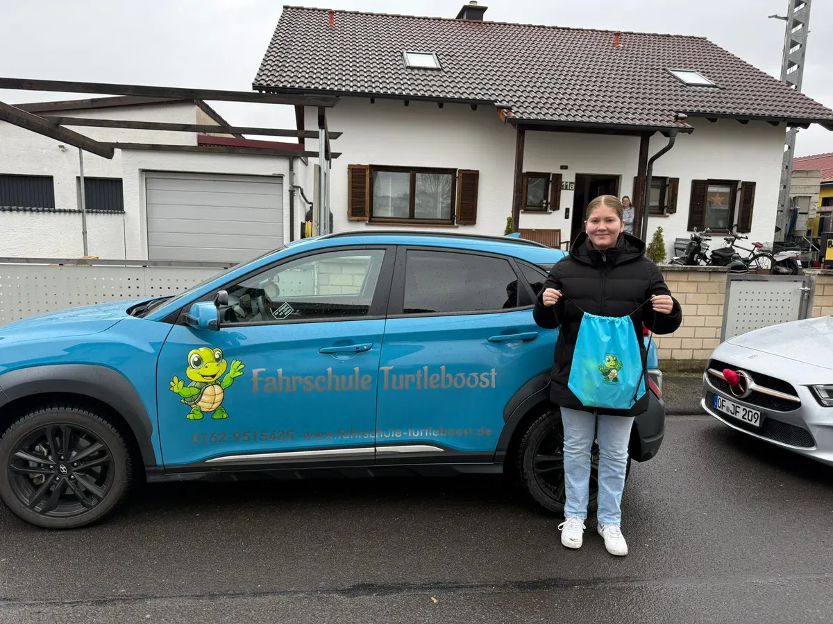 Bestandene Führerscheinprüfung – Fahrschüler:in der Fahrschule turtleboost Hainburg