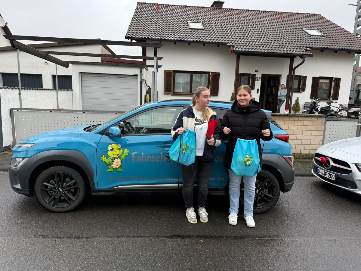 Glücklicher Fahrschüler nach bestandener Führerscheinprüfung in Hainburg