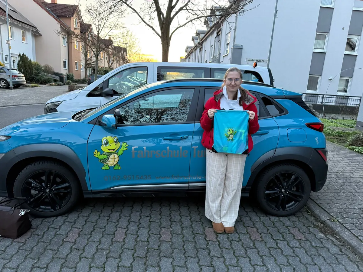 Fahrschülerin mit Führerschein – Erfolg bei turtleboost Hainburg